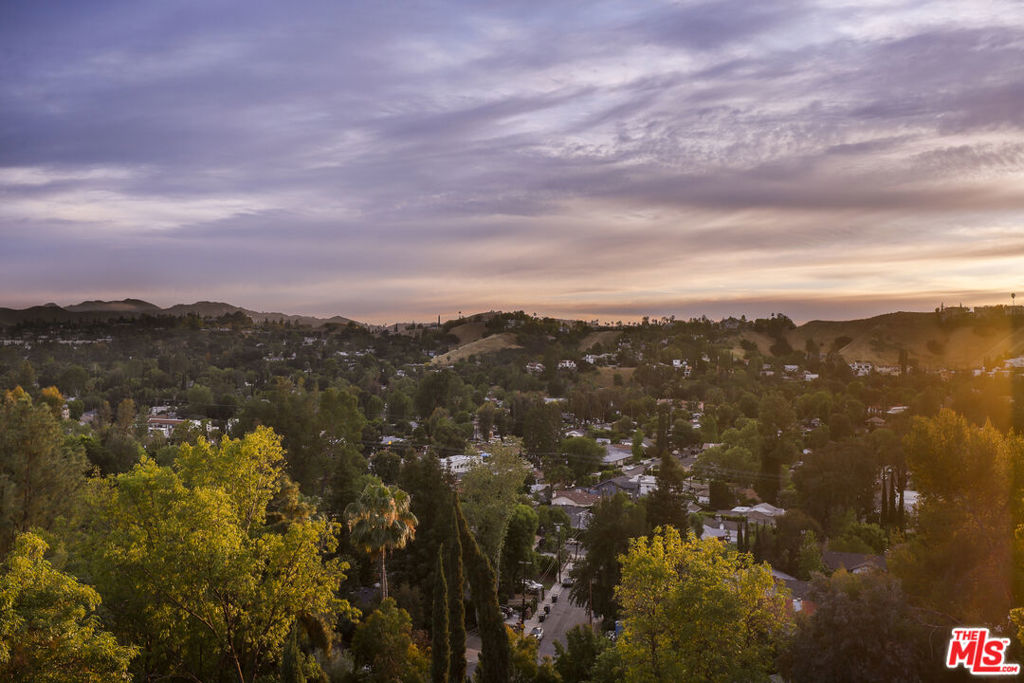 https://media.crmls.org/mediaz/78b144f5-c3f9-4b3e-9f35-20b401bd5416.jpg?preset=X-Large