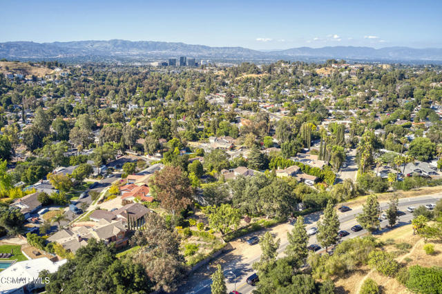 22101 Mulholland Drive, Woodland Hills CA: https://media.crmls.org/mediaz/78b186d8-d994-49d1-b4ee-075067cdabce.jpg