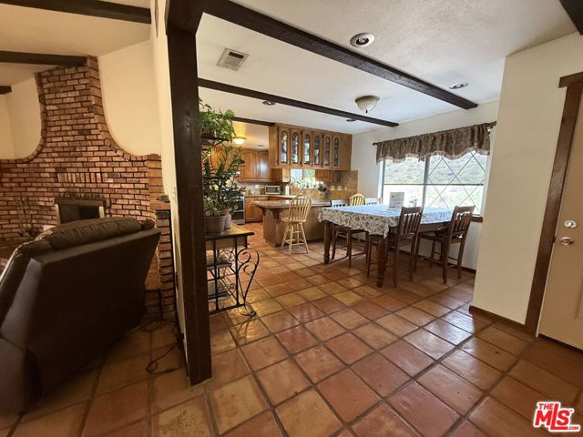 33931 Hanawalt Road, Agua Dulce CA: https://media.crmls.org/mediaz/78b2810b-1d55-41d4-8bde-7aeada568c32.jpg