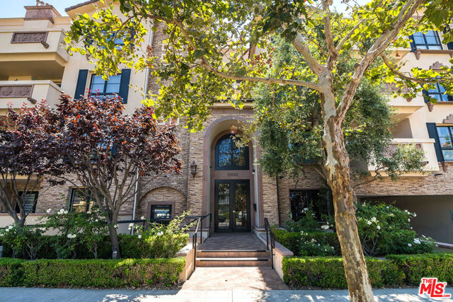 12026 Hoffman Street, Studio City CA: https://media.crmls.org/mediaz/78b28600-d18c-4664-881c-52fbd2704337.jpg