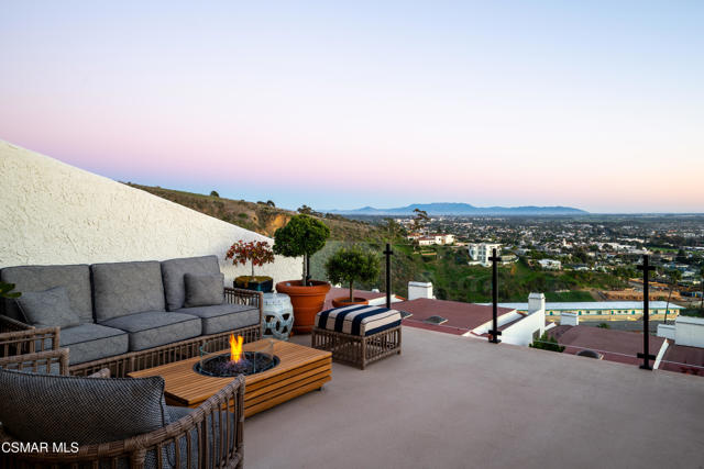 818 Caliente Lane, Ventura CA: https://media.crmls.org/mediaz/78b36537-9e23-4b2a-b793-3f3747b3bf84.jpg