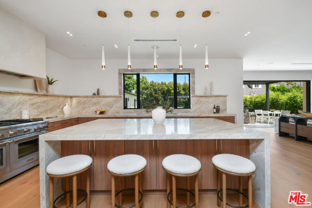 112 S Valley Street, Toluca Lake CA: https://media.crmls.org/mediaz/78b3b138-b2f7-4294-87b8-c39dc36f53bb.jpg