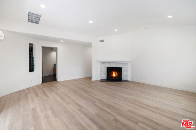 19555 Oxnard Street, Tarzana CA: https://media.crmls.org/mediaz/78b4c75d-ab45-4c1b-a587-9516d3e26093.jpg