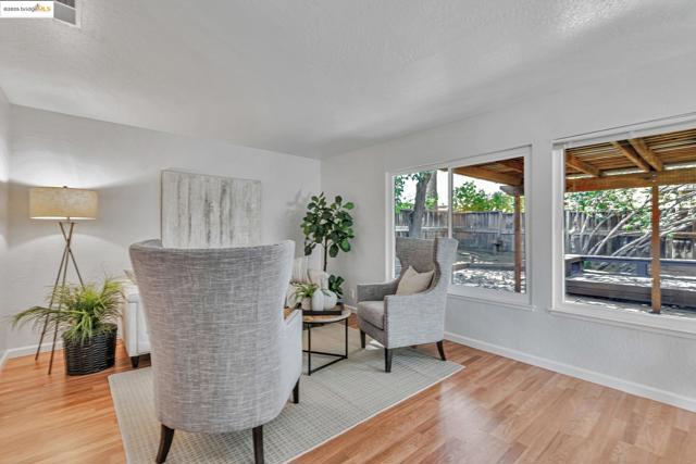4414 Willow Glen Ct, Concord CA: https://media.crmls.org/mediaz/78b4f03b-51b9-4edd-a861-c8e263e7e094.jpg