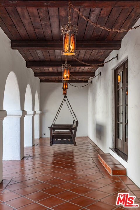 820 N Roxbury Drive, Beverly Hills CA: https://media.crmls.org/mediaz/78b5feb5-4eda-4c8f-88f9-ec9286de264b.jpg