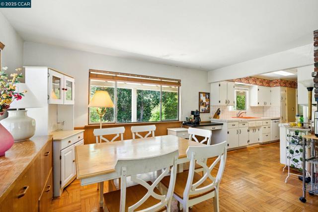 3363 Mcgraw Ln, Lafayette CA: https://media.crmls.org/mediaz/78b68aba-1d4d-4619-bb82-bab633bc43ad.jpg