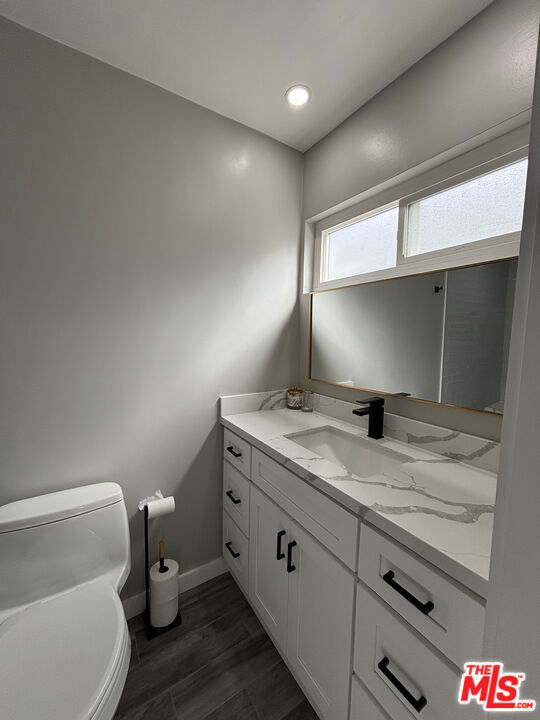 940 7th Street, Santa Monica CA: https://media.crmls.org/mediaz/78b7ac2d-dbaf-4036-b85c-ce25b3dcc8f8.jpg