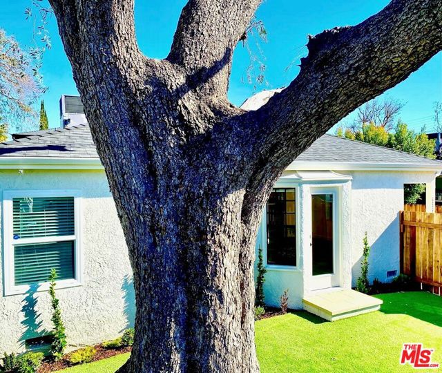 5220 5222 Whitsett Avenue, Valley Village CA: https://media.crmls.org/mediaz/78b7d757-85c9-4a24-a160-30ee7fbf4525.jpg