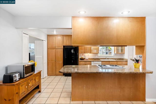 1216 Sherlock Way, Concord CA: https://media.crmls.org/mediaz/78b84701-6671-47aa-89f0-27b41efff20b.jpg