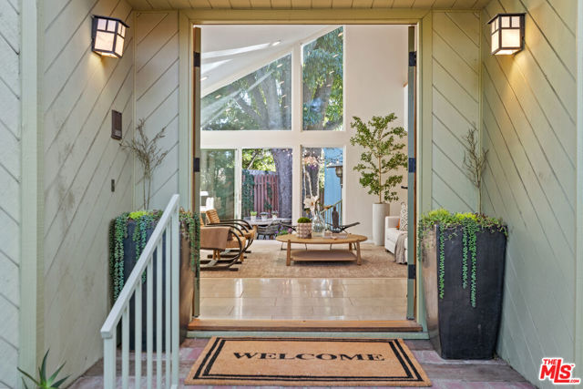 2329 Manning Avenue, Los Angeles CA: https://media.crmls.org/mediaz/78b9c229-533e-4620-831d-096bb00bc227.jpg