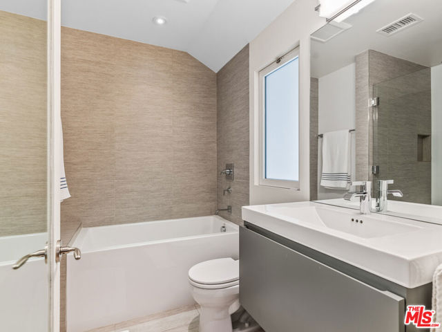 3818 Hollyline Avenue, Sherman Oaks CA: https://media.crmls.org/mediaz/78ba3a73-78fc-4f20-b2f3-792c29bab8c9.jpg