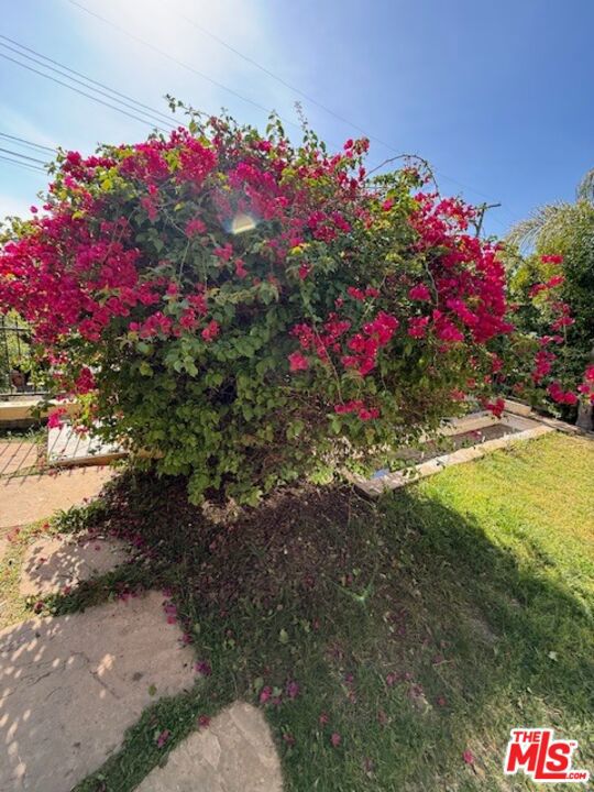 https://media.crmls.org/mediaz/78bd0f1d-fdab-4306-82f4-8e61751d912b.jpg?preset=X-Large