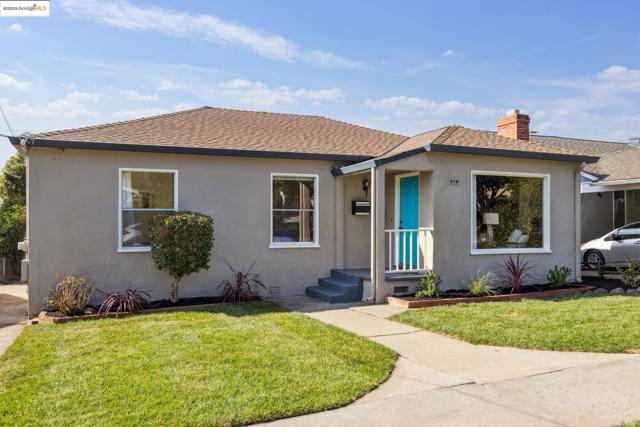 Bungalow featuring a shingled roof, a front lawn, and stucco siding