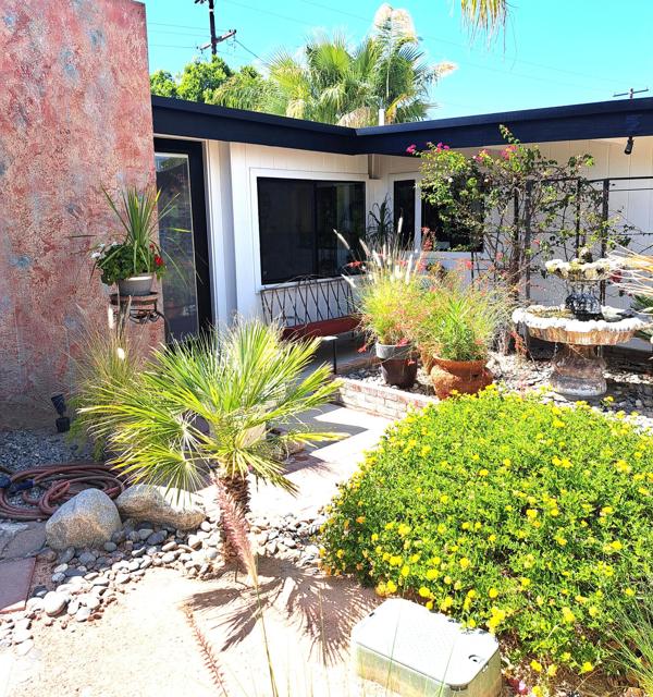 901 S Calle Tomas, Palm Springs CA: https://media.crmls.org/mediaz/78bdb9dc-f385-44fd-a79b-47d68f2be1bc.jpg