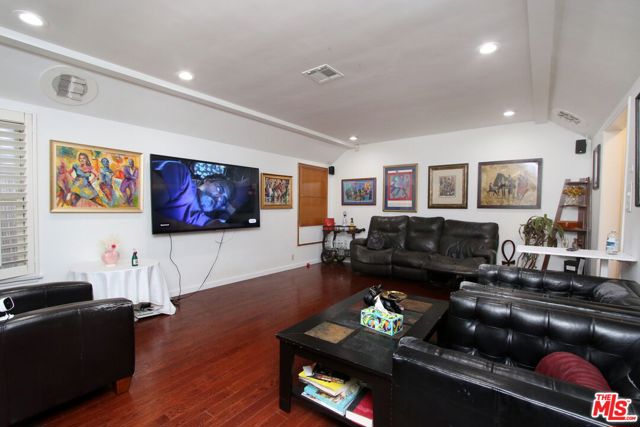 1807 Cochran Place, Los Angeles CA: https://media.crmls.org/mediaz/78c06781-eeb9-457a-97f4-34c14a719434.jpg
