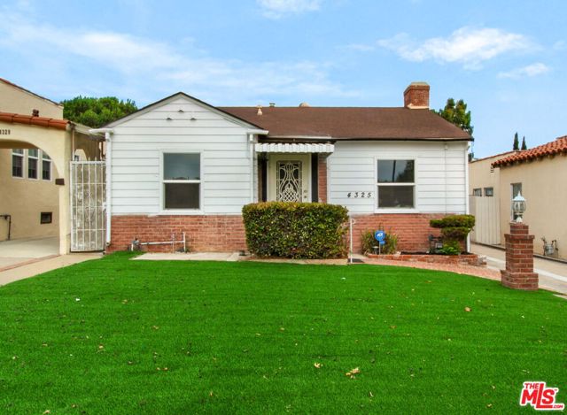 4325 W 58th Place, Los Angeles CA: https://media.crmls.org/mediaz/78c07cbd-29d3-4745-98dd-dddaae495b0b.jpg