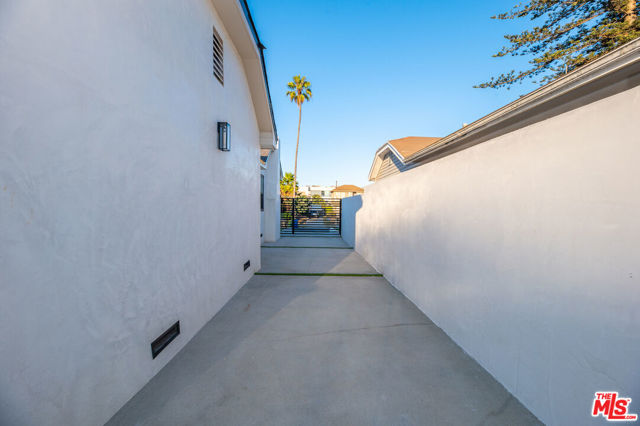 5325 S Victoria Avenue, Los Angeles CA: https://media.crmls.org/mediaz/78c2d69d-1b30-4e1f-b517-780f9cb081e4.jpg