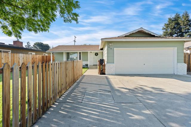 816 Bowen Avenue, Modesto CA: https://media.crmls.org/mediaz/78c3c3de-ef4c-4b38-b59c-afe00a275d5c.jpg