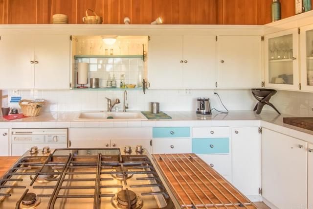 2112 Whispering Pines Drive, Julian CA: https://media.crmls.org/mediaz/78c475af-09ba-45c3-b919-346d6c7bb6af.jpg