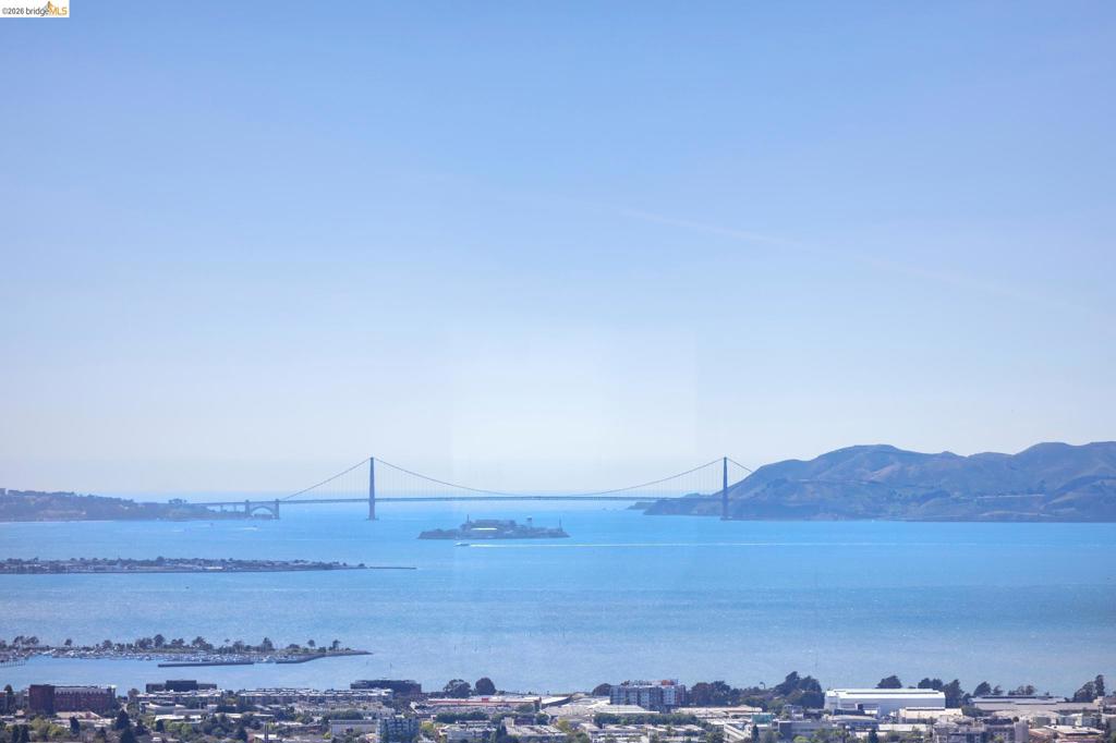 https://media.crmls.org/mediaz/78c56249-fb8e-43d3-ba2d-4032fdb25a42.jpg?preset=X-Large