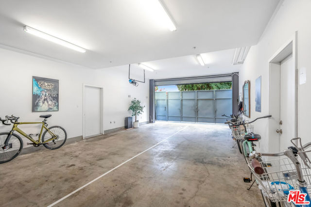 2515 Lincoln Boulevard, Venice CA: https://media.crmls.org/mediaz/78c5ddd3-fa1c-41dc-b505-98f0d5c15474.jpg