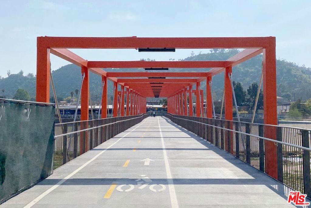 https://media.crmls.org/mediaz/78c62ff6-65cb-4315-8a9b-4bb83bcdf694.jpg?preset=X-Large