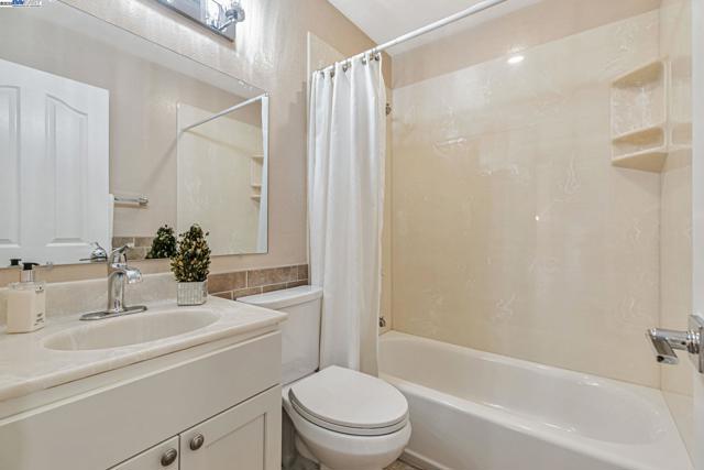 34915 Skylark Dr, Union City CA: https://media.crmls.org/mediaz/78c637c9-ae73-4531-88e9-075ecc50c8b4.jpg