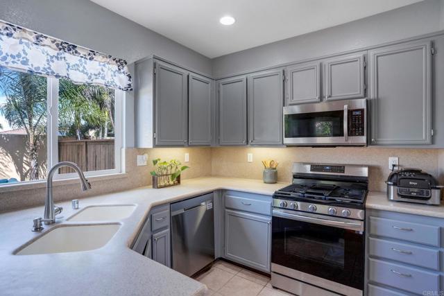 Detail Gallery Image 9 of 55 For 1228 Stagecoach Trail Loop, Chula Vista,  CA 91915 - 2 Beds | 2/1 Baths