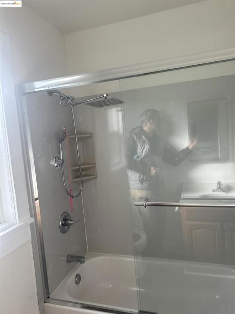 2618 E 20Th St, Oakland CA: https://media.crmls.org/mediaz/78c6977a-a363-4362-bfc0-c5eb9d132255.jpg