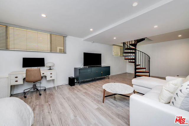 16 Quarterdeck Street, Marina del Rey CA: https://media.crmls.org/mediaz/78c74f21-b6d9-42ab-8c24-41a48363cf79.jpg