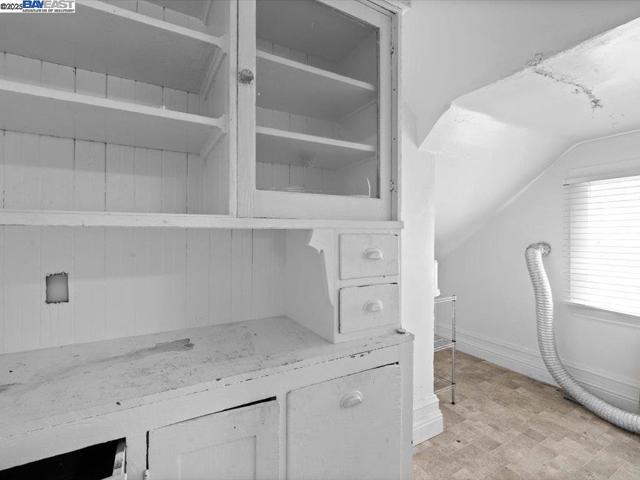 1013 Chestnut St, Oakland CA: https://media.crmls.org/mediaz/78c7635f-1cc6-455c-878c-2bf766442118.jpg