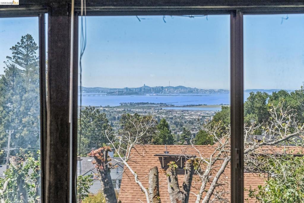 https://media.crmls.org/mediaz/78c89af8-5adf-49d4-8018-009e9124470f.jpg?preset=X-Large