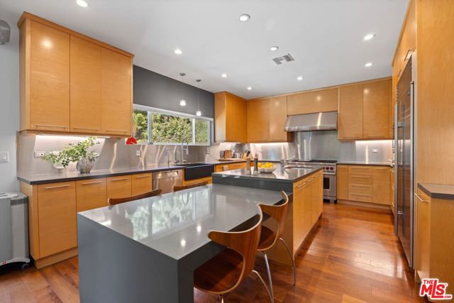 4255 Saint Clair Avenue, Studio City CA: https://media.crmls.org/mediaz/78c8d7d8-e747-4c23-a36f-c4f099065b3a.jpg