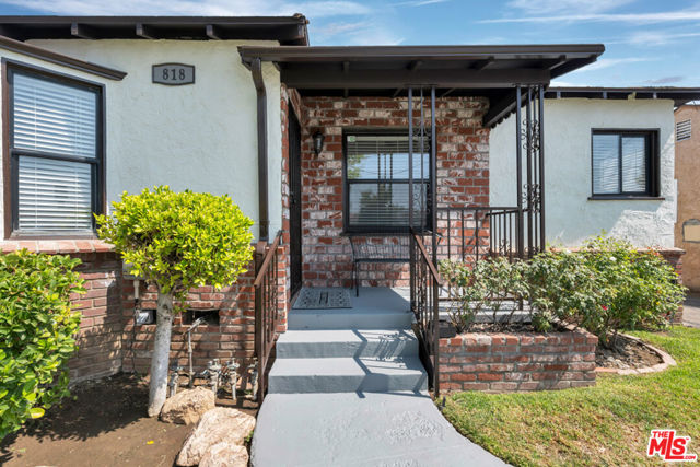 818 N Brand Boulevard, San Fernando CA: https://media.crmls.org/mediaz/78c9928b-7a21-47d6-a794-c53b1703077b.jpg