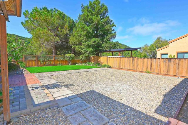 28111 Ziele Creek Dr, Hayward CA: https://media.crmls.org/mediaz/78ca640b-0f4f-48df-b12f-d108d13d7223.jpg