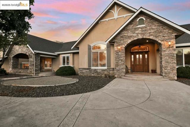 9050 Deer Valley Rd, Brentwood CA: https://media.crmls.org/mediaz/78ca8565-7eba-4a94-b7e3-c39b07475199.jpg