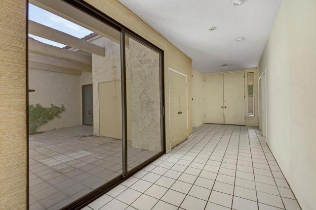 07 FOYER MLS