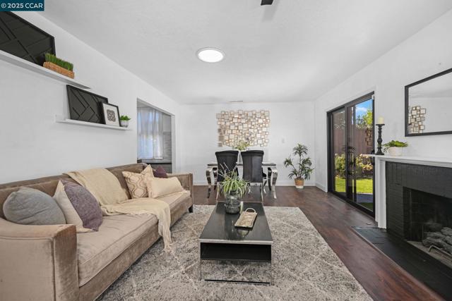 3189 Fitzpatrick Dr, Concord CA: https://media.crmls.org/mediaz/78cd09c6-a4bf-429f-a8e2-6af5f33cb115.jpg