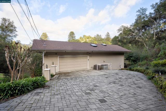 35 Tiger Tail Court, Orinda CA: https://media.crmls.org/mediaz/78ceee75-db62-4988-8849-0725223a1109.jpg