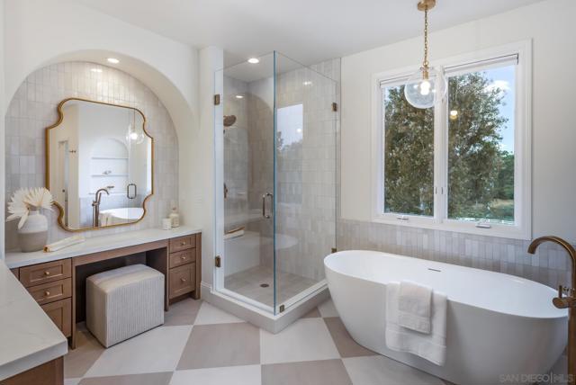 2815 Santa Fe Vista Ct, Encinitas CA: https://media.crmls.org/mediaz/78cf229e-0f07-460a-96aa-59e1243f1186.jpg