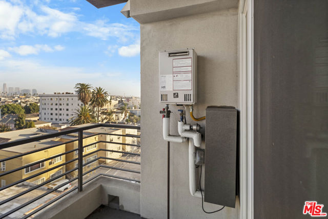 900 S Kenmore Avenue, Los Angeles CA: https://media.crmls.org/mediaz/78cfc59a-c3c2-4ba5-b524-59cc51e2d474.jpg