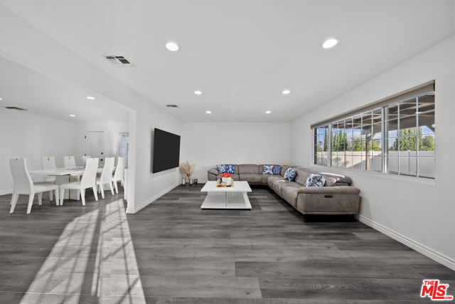 18352 Donmetz Street, Porter Ranch CA: https://media.crmls.org/mediaz/78d18d78-89ac-40a6-9f42-85aefe503977.jpg