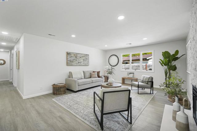 1662 Dorchester Pl, Concord CA: https://media.crmls.org/mediaz/78d26734-de08-4183-b53a-9641bb44bd0e.jpg