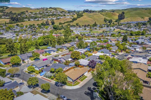 30450 Oakmont Way, Hayward CA: https://media.crmls.org/mediaz/78d2c94d-120f-4078-af24-c71ca6ad5018.jpg