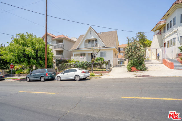 2963 San Marino Street, Los Angeles CA: https://media.crmls.org/mediaz/78d3bab9-8806-44e5-a3d6-47684bdb39dd.jpg