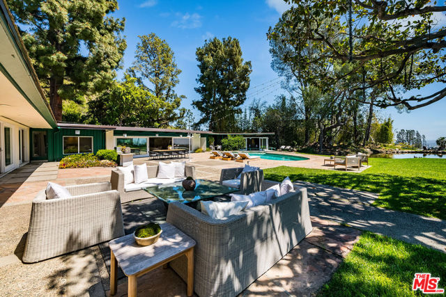 1177 Loma Linda Drive, Beverly Hills CA: https://media.crmls.org/mediaz/78d3ce0b-1c94-425d-9e35-912cff86ec1a.jpg