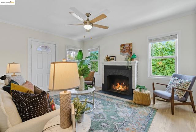 5315 Camden St, Oakland CA: https://media.crmls.org/mediaz/78d40900-f92e-45f8-8bef-5ba89a0a027c.jpg