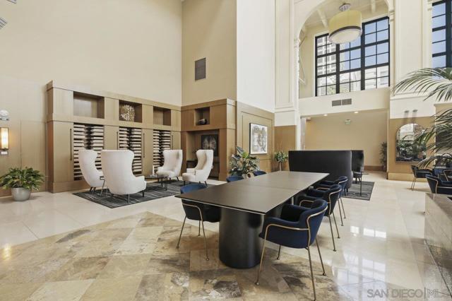 700 W E St, San Diego CA: https://media.crmls.org/mediaz/78d627c7-8256-4984-809b-693baab03fd6.jpg
