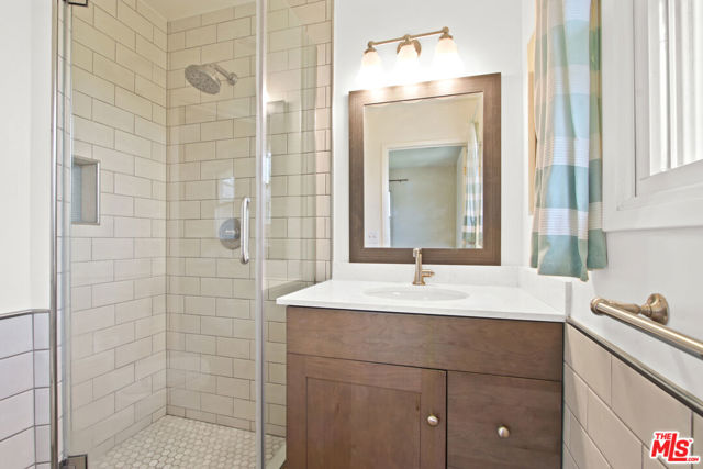4352 Lyceum Avenue, Los Angeles CA: https://media.crmls.org/mediaz/78d7b5f8-8e15-41fa-a983-15748fea68f9.jpg