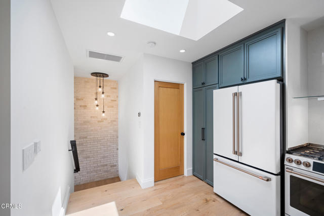 1932 1/4 Hillhurst Avenue, Los Angeles CA: https://media.crmls.org/mediaz/78d87bd2-0e9d-4bf3-955a-bd91cdb2d0d1.jpg